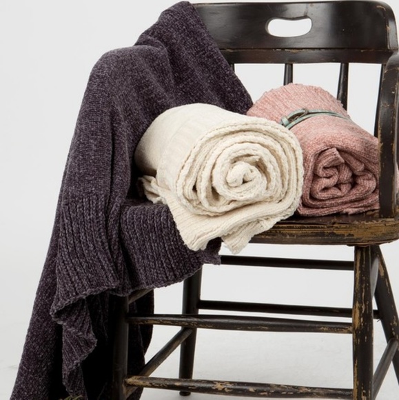ROSE LEFT! 🎉HP Amazing chenille throw blankets - Picture 2 of 6